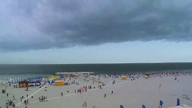 Scădere bruscă a temperaturii de pe litoral. Turiștii, luați prin surprindere de furtună