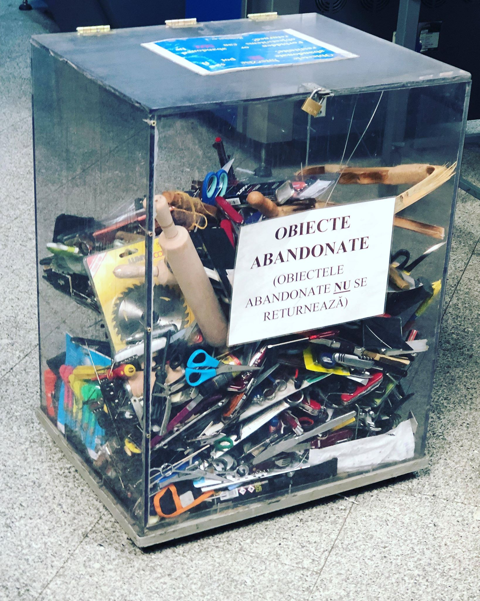 IMAGINEA ZILEI: Obiectele cu care românii încearcă să urce în avion: făcăleţ, cuţite, foarfece