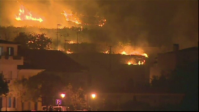 Alertă roșie de caniculă, în mai multe țări din Europa. Mii de pompieri acționează zi și noapte