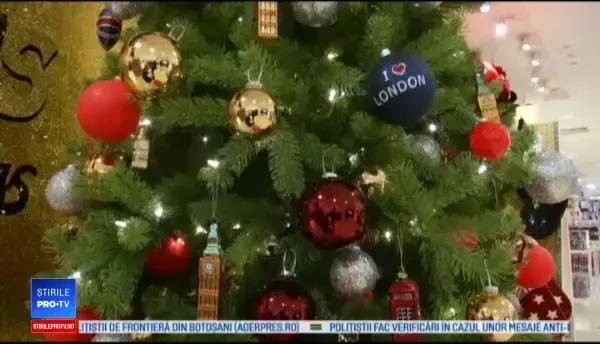 Decorațiuni de iarnă scoase la vânzare de un magazin din Londra, cu 140 de zile înainte de Crăciun