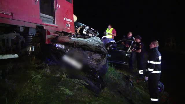 Scene cumplite în Iași. Mașina în care se aflau 2 părinți și fetițele lor, spulberată de tren