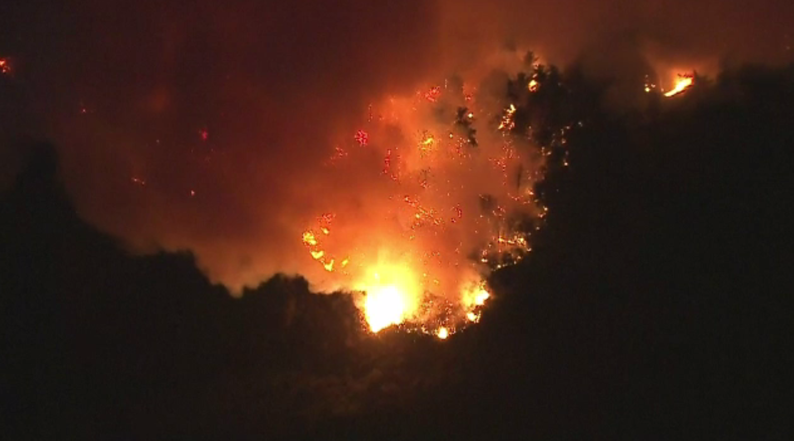 Autoritățile din California spun că incendiile de vegetație ar putea continua până la sfârșitul lunii