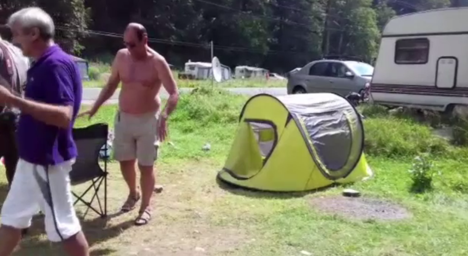 A mers cu cortul în Bușteni, dar a fost atacat de un urs înfometat. Starea turistului