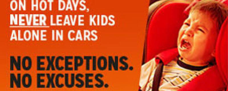 Doi copii de 1 și 2 ani, lăsați singuri într-o mașină aflată în soare. Trecătorii au chemat poliția