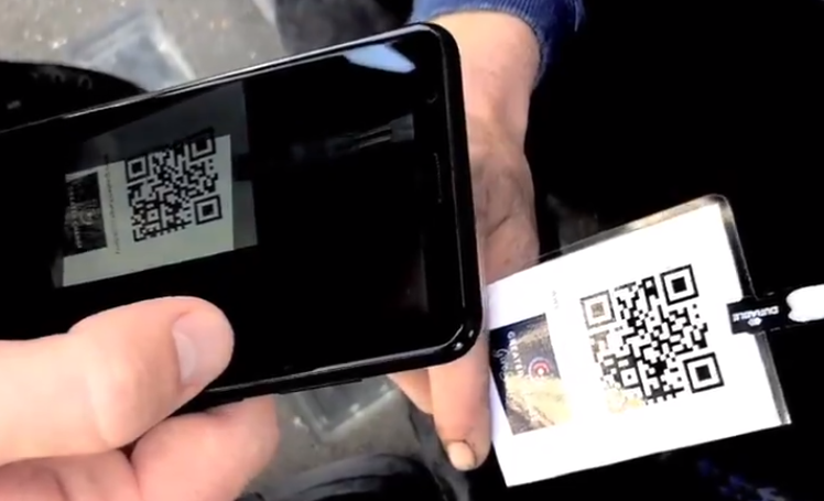 Nouă metodă de dat bani cerșetorilor: scanarea unor coduri QR cu telefonul