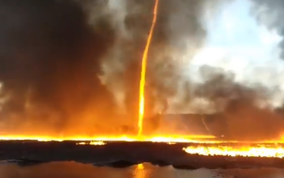 "Tornadă de foc", surprinsă de pompierii britanici. Cum s-a format. VIDEO