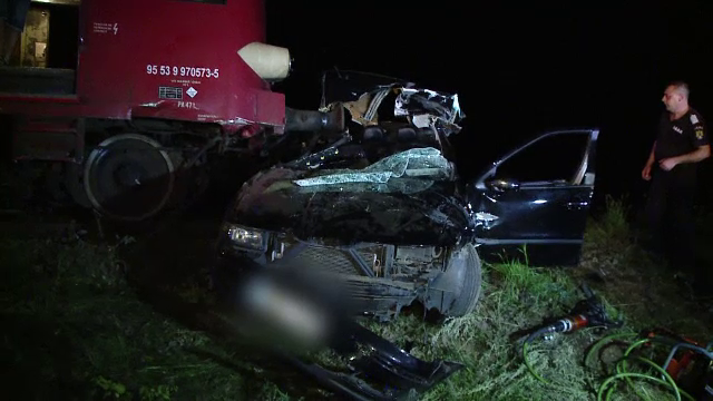 Doi tineri iubiţi și două copile, de 4 și 5 ani, spulberați de un tren Interregio