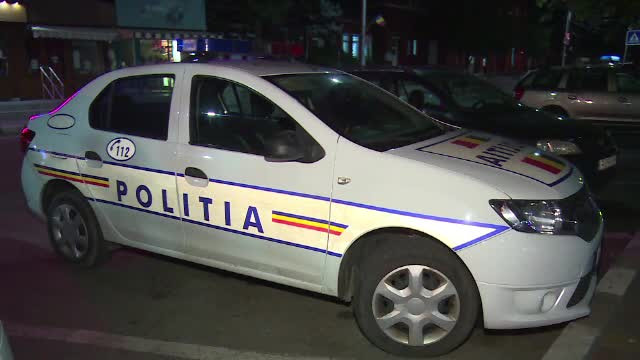 Minoră din Vrancea, reclamată la poliţie de iubitul ei. Ce ţinea în borcane