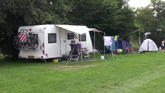 Vacanța cu cortul, o opțiune low-cost pentru turiști. Cât costă o noapte într-un camping