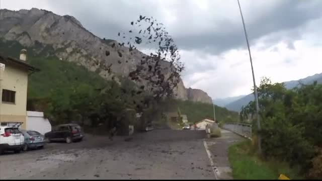 Erupţie de noroi, pe străzile unei localităţi din Elveţia. Care este explicaţia