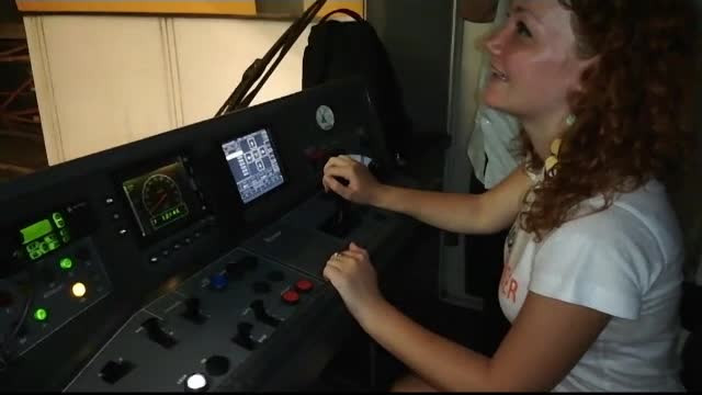 Anchetă după ce două tinere au fost lăsate să conducă un metrou cu pasageri