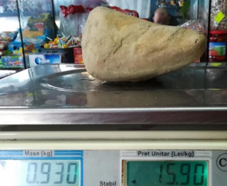 Poliţist din Suceava lovit în cap cu un bolovan de aproape un kilogram. Filmul incidentului