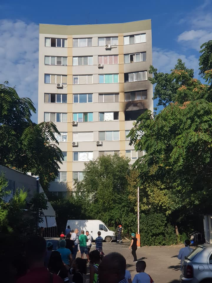 Explozie puternică într-un bloc cu 8 etaje din București: patru răniți