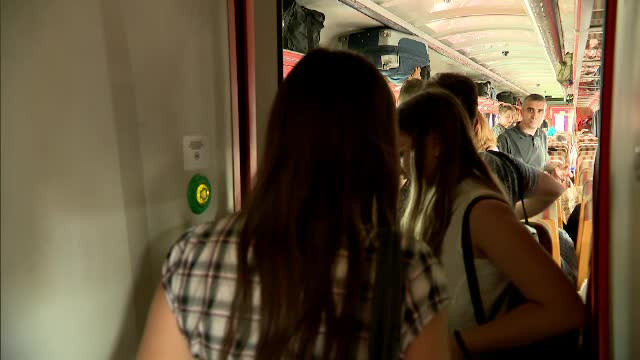 Cea mai gravă criză de vagoane din istoria CFR. Călătorii stau în picioare sute de km.