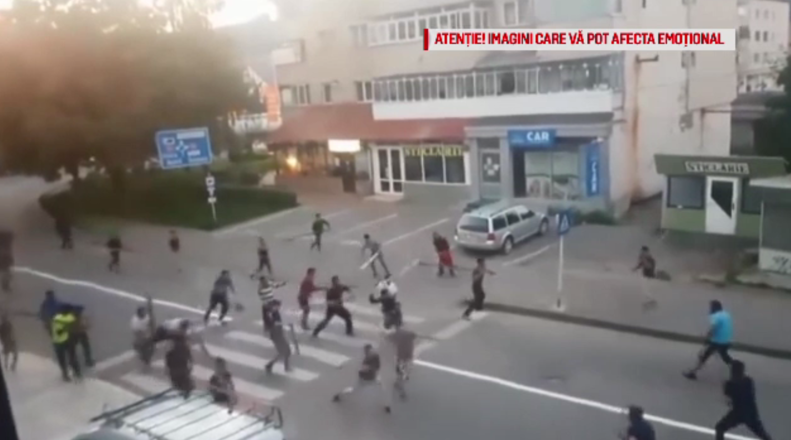 Bătaie cu răngi și topoare pe o stradă din Vaslui. Au fost trase și focuri de armă. VIDEO