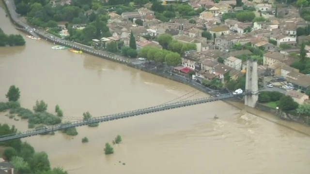 Inundații după caniculă, în Franța. Tabără de copii evacuată cu elicopterele