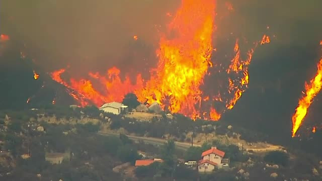 Zeci de mii de oameni evacuați din calea incendiilor devastatoare din California