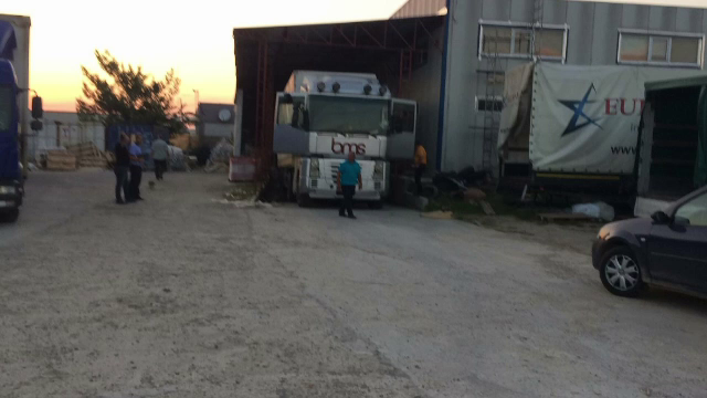 Un șofer de origine turcă, în vârstă de 53 de ani, a fost găsit fără suflare în cabina TIR-ului său