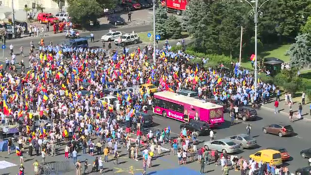 Protestatarii au vrut să intre în curtea Guvernului. Jandarmii au folosit spray-urile. VIDEO