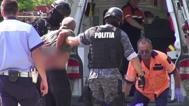 Un bărbat şi-a atacat soţia cu un cuţit, s-a baricadat în casă şi a amenințat că se sinucide