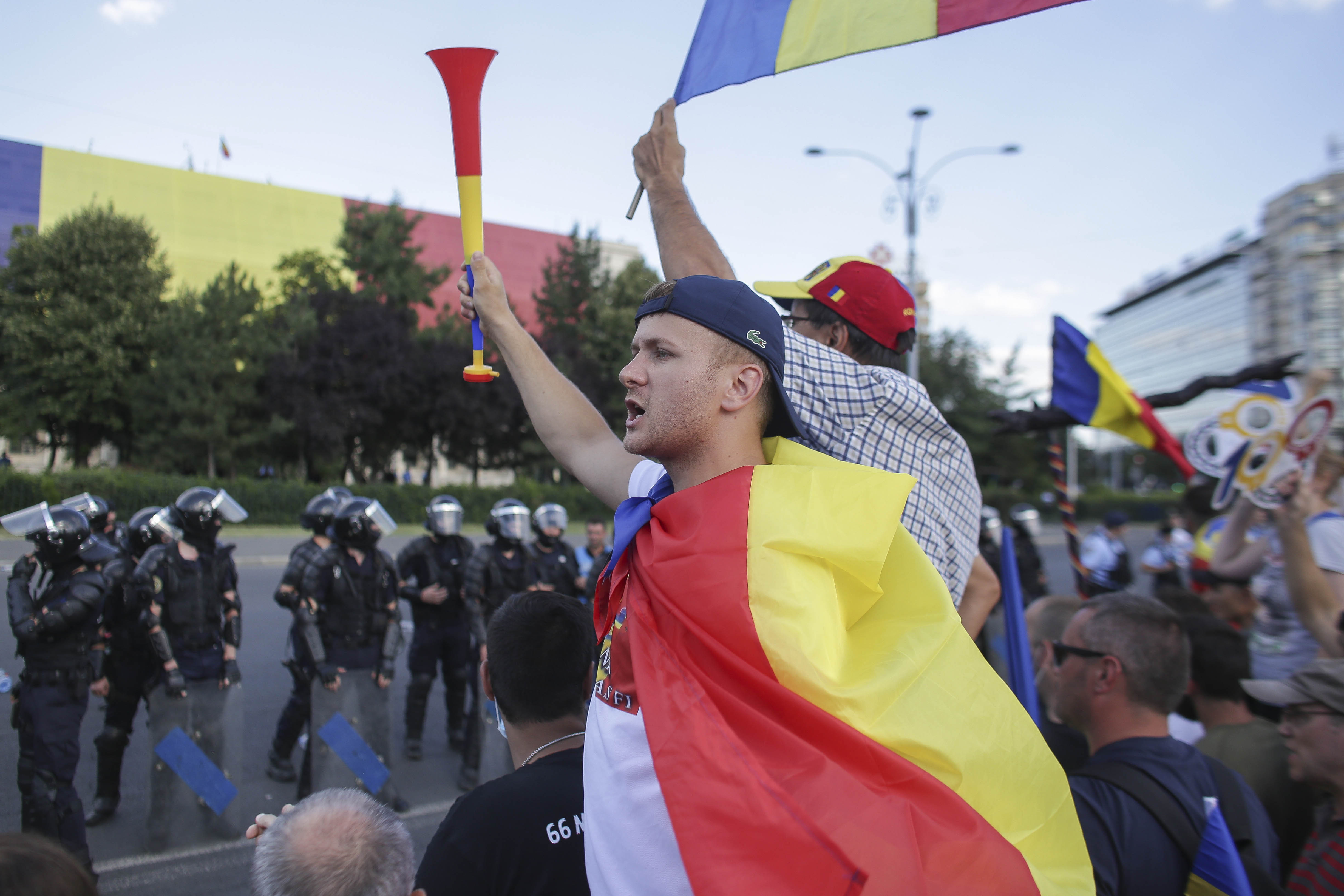 Zeci de mii de români au protestat în mai multe orașe din țară. VIDEO