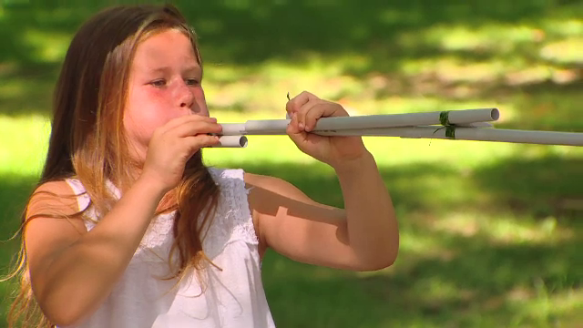 Șotron, elastic și țevi cu cornete: copiii învață și alte jocuri decât cele pe telefon