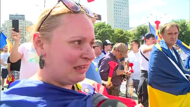 Românii din diaspora, cu lacrimi în ochi la protest: ”Nu mai suport să ne conducă prostimea”