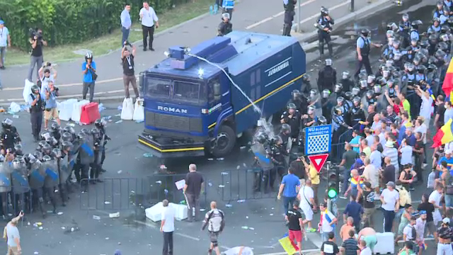 Tun cu apa in Piata Victoriei