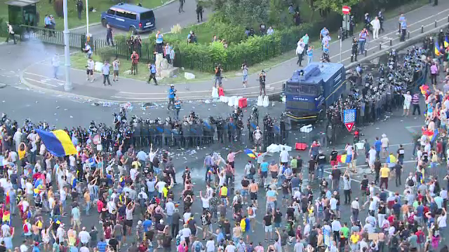 Tun cu apa in Piata Victoriei