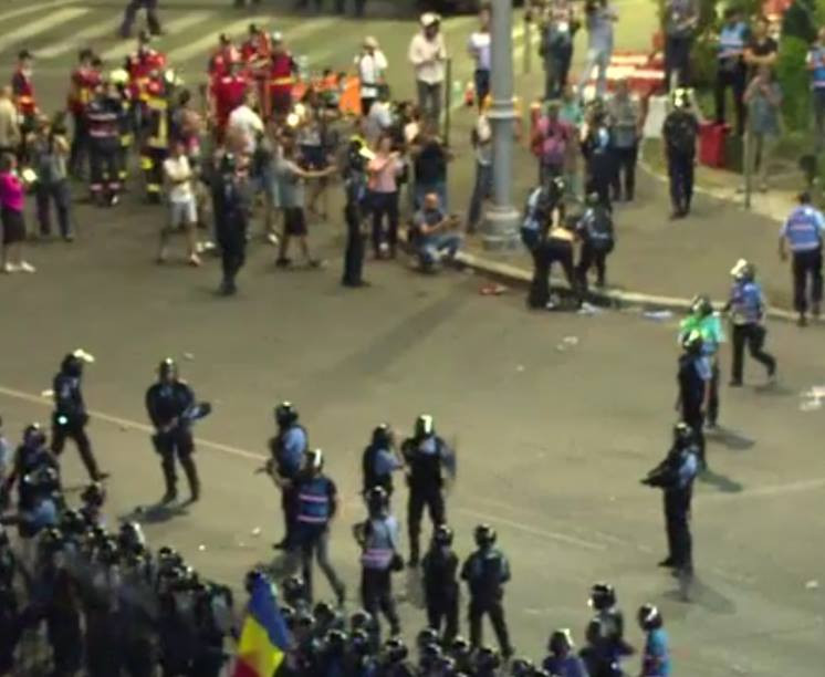 Protest violent in Piata Victoriei