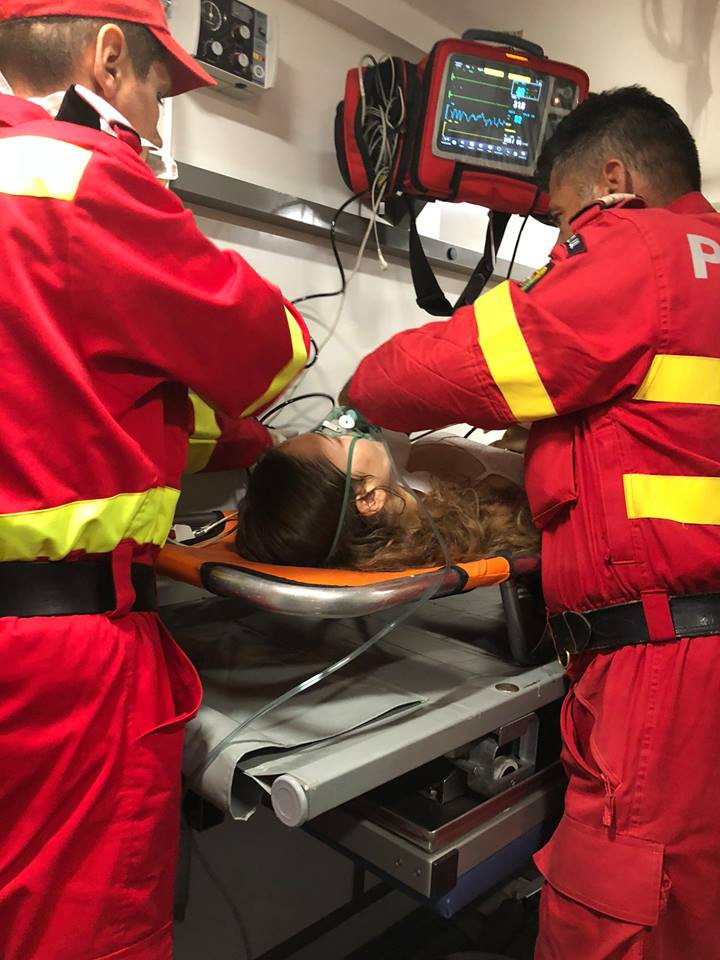 Fata de 16 ani a unui fost ministru, luată de SMURD de la protest. ”Un Guvern își gazează propriii cetățeni și copii”