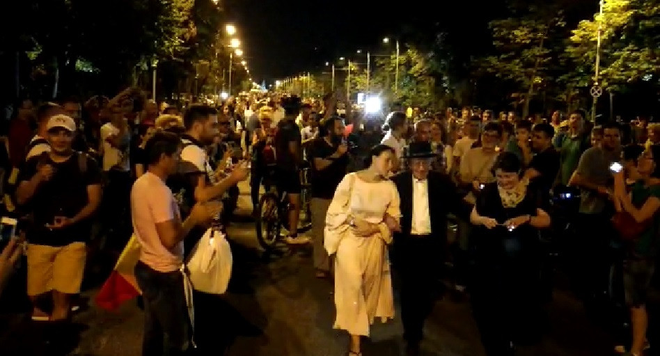 Cum a fost întâmpinat filosoful Mihai Șora de protestatarii din Piața Victoriei. VIDEO