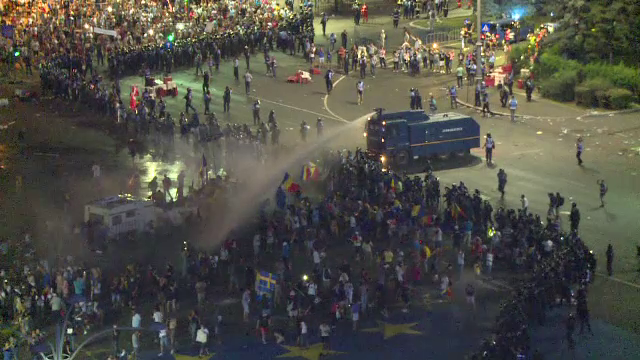 Tun cu apa in Piata Victoriei