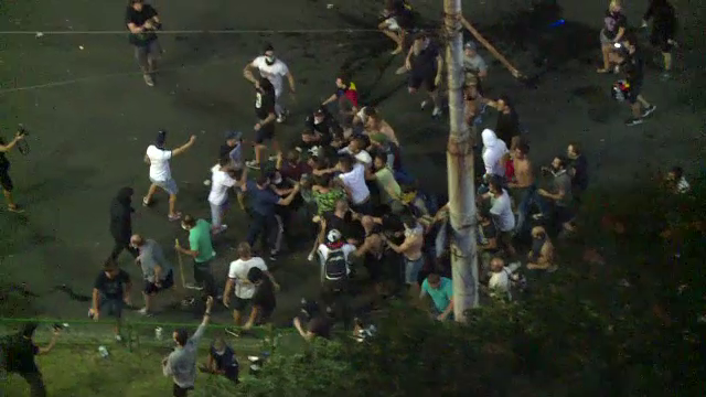 Femeie jandarm, atacată la protest. Este suspectă de fractură la coloana cervicală