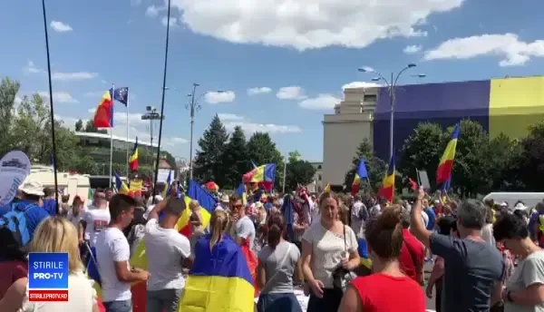 Câteva sute de protestatari sunt în Piața Victoriei