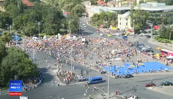 Jandarmii au folosit spray lacrimogen împotriva protestatarilor care au încercat să intre în curtea Guvernului. VIDEO