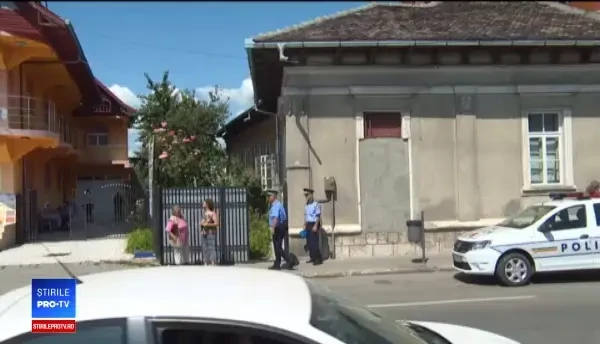 Bătrân, găsit mort în casă. Soția e paralizată și nu a putut cere ajutor