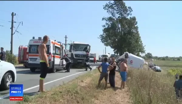 Șoferul unei autoutilitare a murit după ce a lovit o betonieră, pe DN7