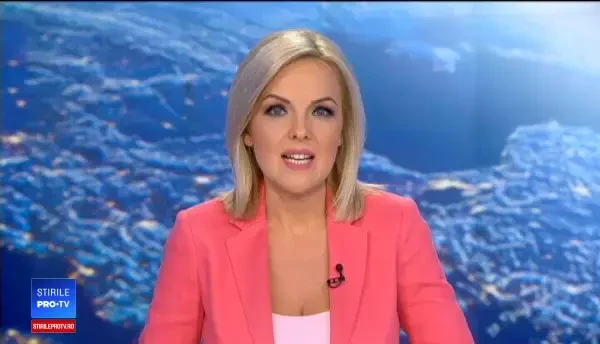 Momentul în care un băiețel încearcă să evadeze dintr-o grămadă de cățeluși