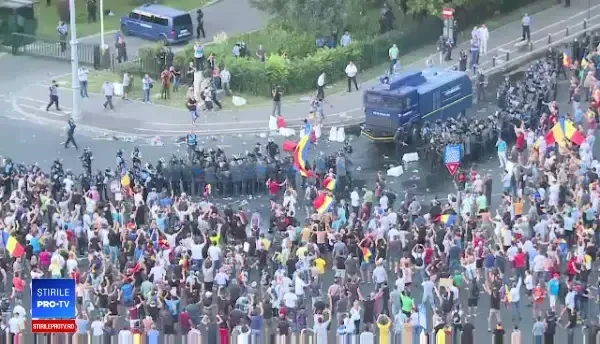 Cel puțin 170 de persoane care participă la protestul din Piața Victoriei au primit îngrijiri medicale