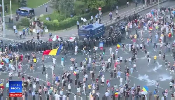 Mitingul diasporei. Zeci de mii persoane protestează în Piața Victoriei. Peste 100 de oameni, afectați de gaze. IMAGINI LIVE