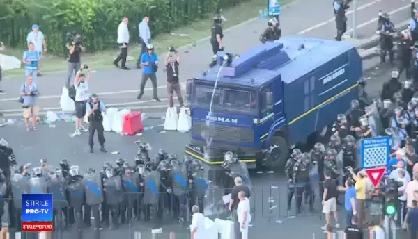 Momentul în care jandarmii folosesc tunul cu apă împotriva protestatarilor din Piața Victoriei. VIDEO