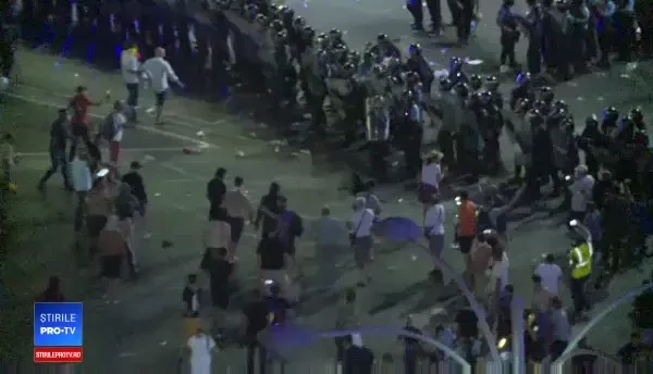 Jandarmeria: În Piața Victoriei au apărut persoane care fac parte din grupuri violente şi galerii. VIDEO