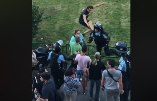 jandarm lovit proteste