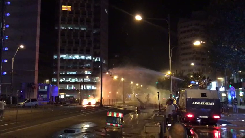 Incendii în apropiere de Piața Victoriei, după evacuarea protestarilor