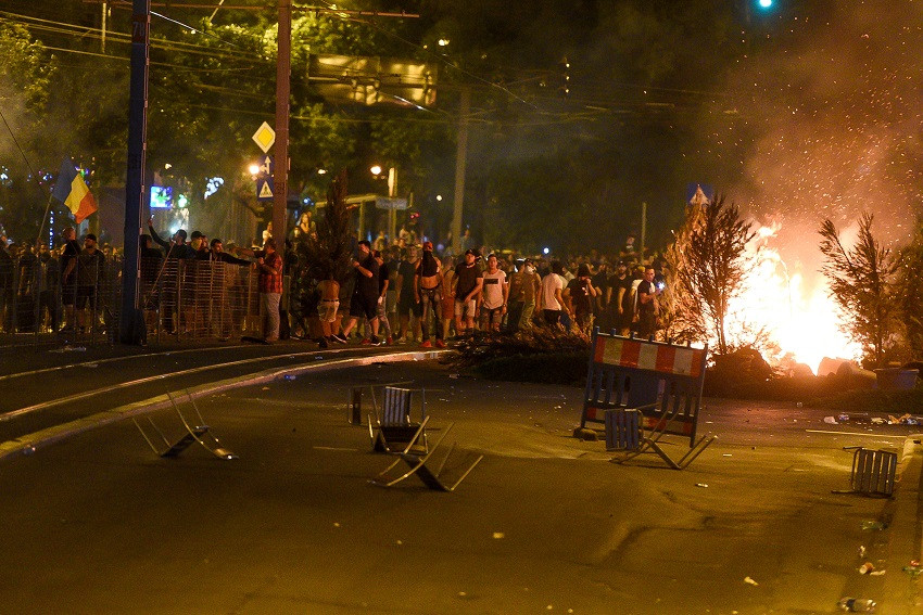 Filmul protestului din Piaţa Victoriei. Violenţele în urma cărora 65 de oameni au ajuns la spital