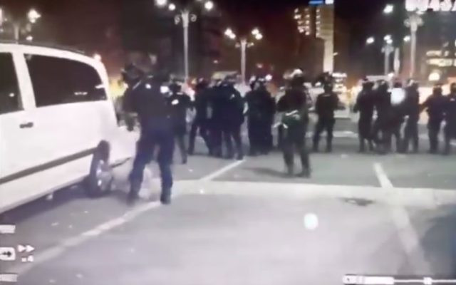 Ghidul oficial MAI: jandarmii nu au voie să lovească în cap sau să dea cu spray în faţă