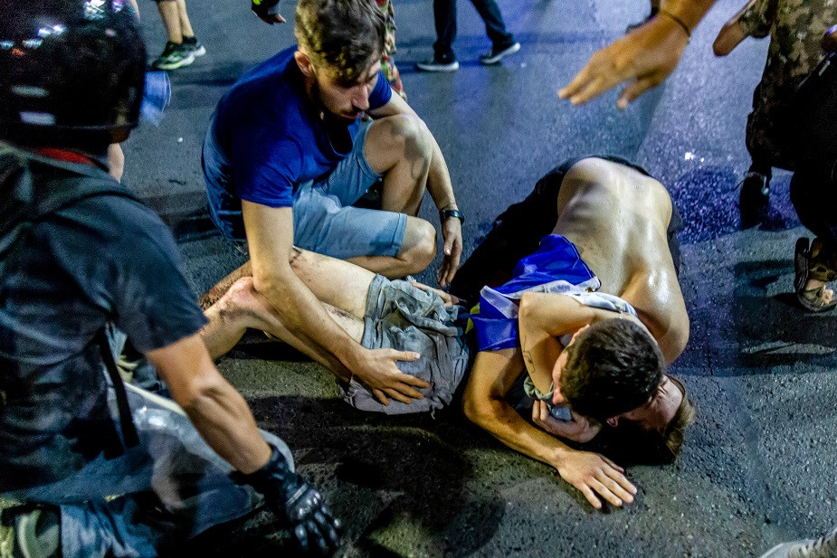 Starea răniţilor după violenţele din Piaţa Victoriei. Femeia jandarm rănită are doar un hematom