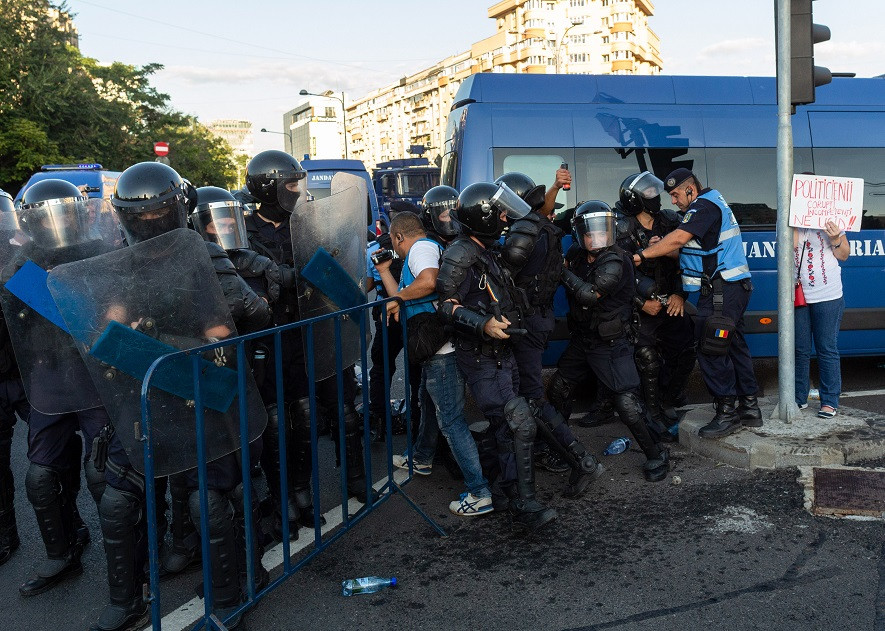 Jandarmeria, primele explicaţii despre intervenţia în forţă: "Violenţă legitimă din partea statului”