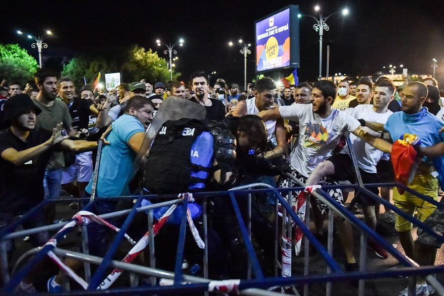 Jandarmeria avertizează că şi sâmbătă seară ar putea avea loc violenţe la proteste